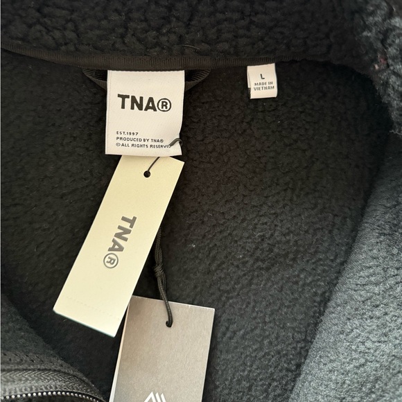 NWT Aritzia TNA Bigfoot Polar Everest Vest in Black - Picture 11 of 12